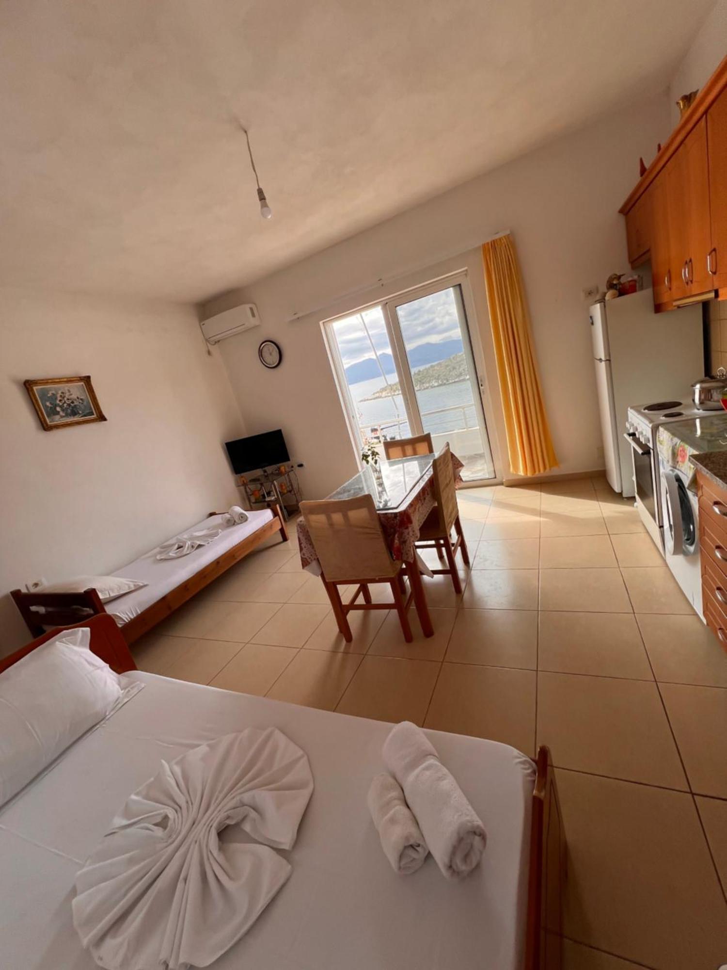 Majki Beach Apartments Sarande Bagian luar foto