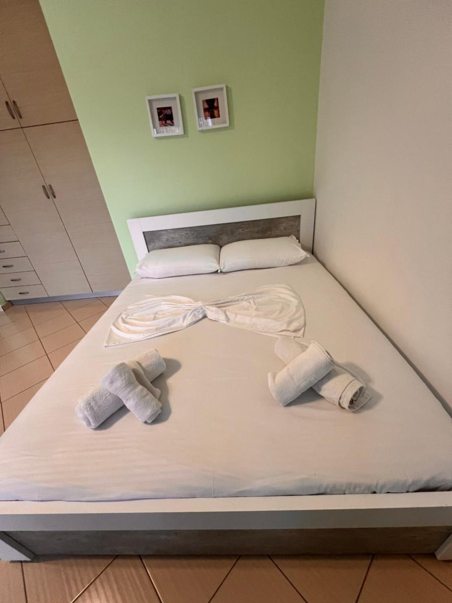 Majki Beach Apartments Sarande Bagian luar foto